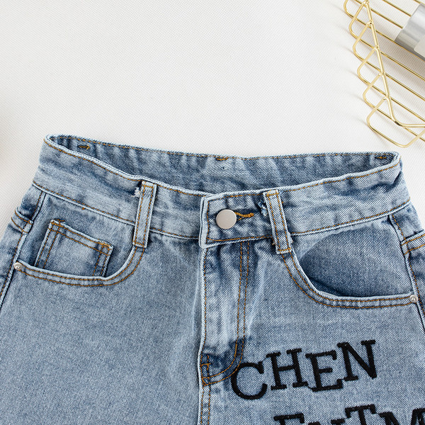 Дамски къси дънкови панталони с бродерия в  син цвят 