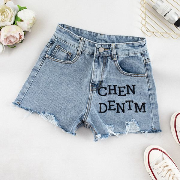 Дамски къси дънкови панталони с бродерия в  син цвят 