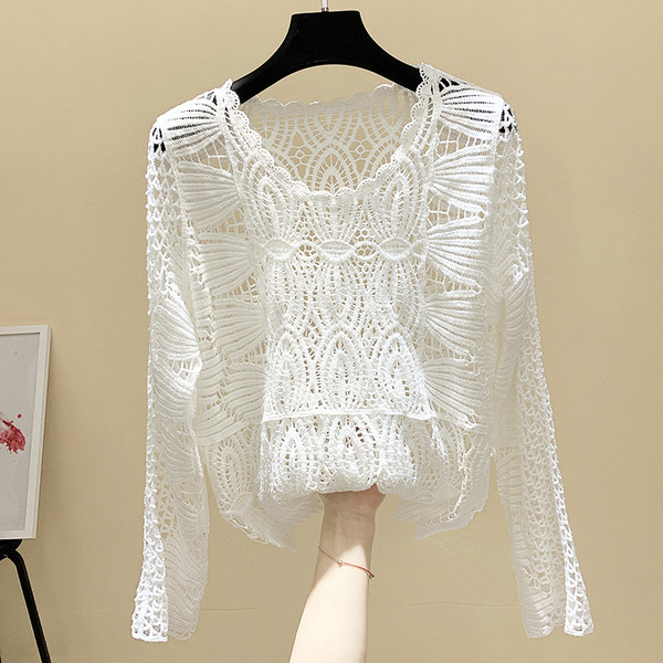 Γυναικεία μοντέρνα μπλούζα με μακριά μανίκια σε λευκό χρώμα