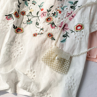 Μοντέρνα γυναικεία μπλούζα με κοντό μανίκι και λουλούδια σε διάφορα χρώματα