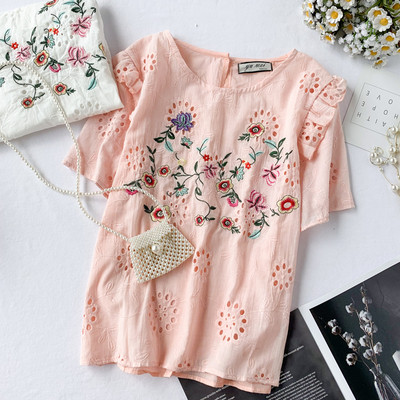 Μοντέρνα γυναικεία μπλούζα με κοντό μανίκι και λουλούδια σε διάφορα χρώματα