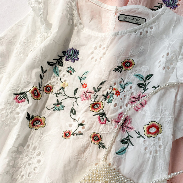 Μοντέρνα γυναικεία μπλούζα με κοντό μανίκι και λουλούδια σε διάφορα χρώματα