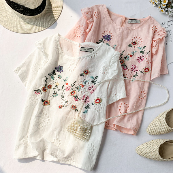 Μοντέρνα γυναικεία μπλούζα με κοντό μανίκι και λουλούδια σε διάφορα χρώματα