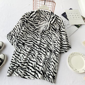 Cămașă de damă actuală cu mâneci scurte în alb-negru