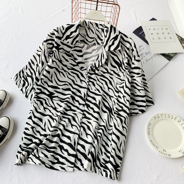 Cămașă de damă actuală cu mâneci scurte în alb-negru