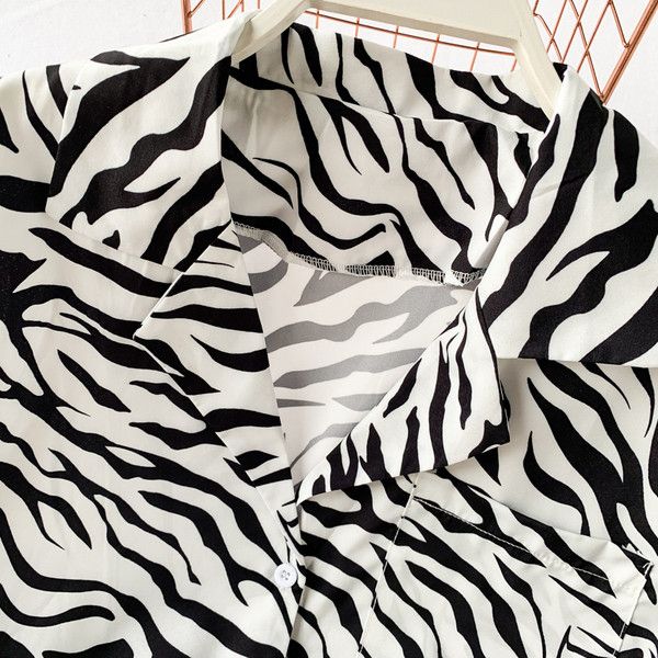 Cămașă de damă actuală cu mâneci scurte în alb-negru