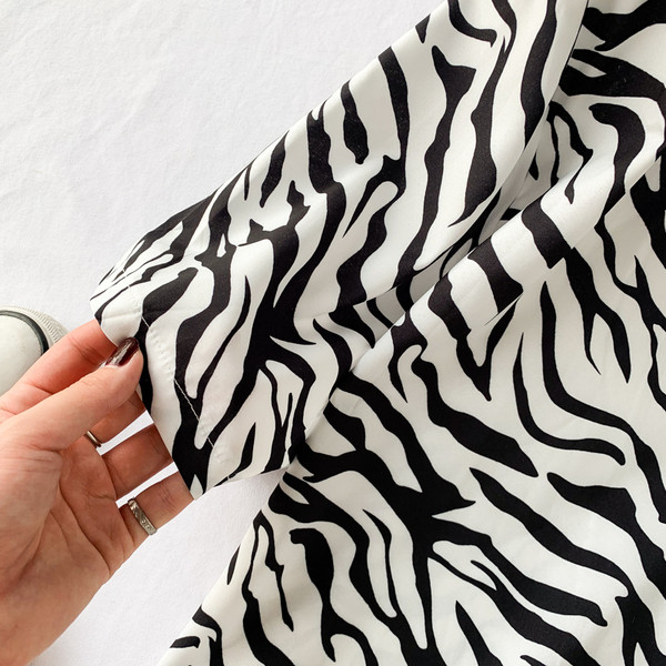 Cămașă de damă actuală cu mâneci scurte în alb-negru