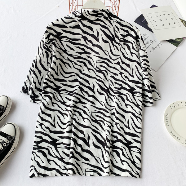 Cămașă de damă actuală cu mâneci scurte în alb-negru