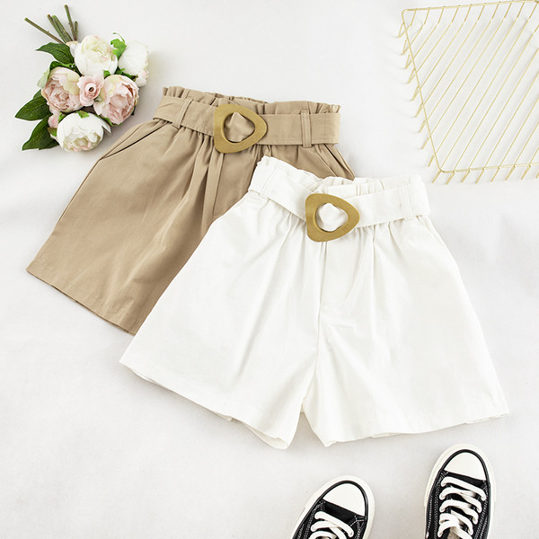 Дамски къси панталони с колан в черен,бял и бежов цвят 