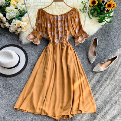 Καθημερινό φόρεμα  με κεντήματα σε διάφορα χρώματα