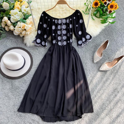 Καθημερινό φόρεμα  με κεντήματα σε διάφορα χρώματα