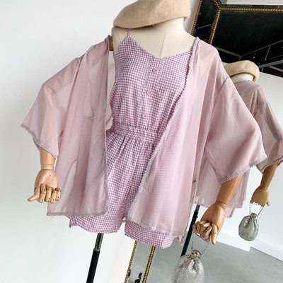 Ένα μοντέρνο γυναικείο  σύνολο τριών τεμαχίων σε διάφορα χρώματα