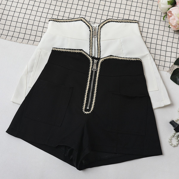 Нов модел къси дамски панталони с цип в черен и бял цвят 