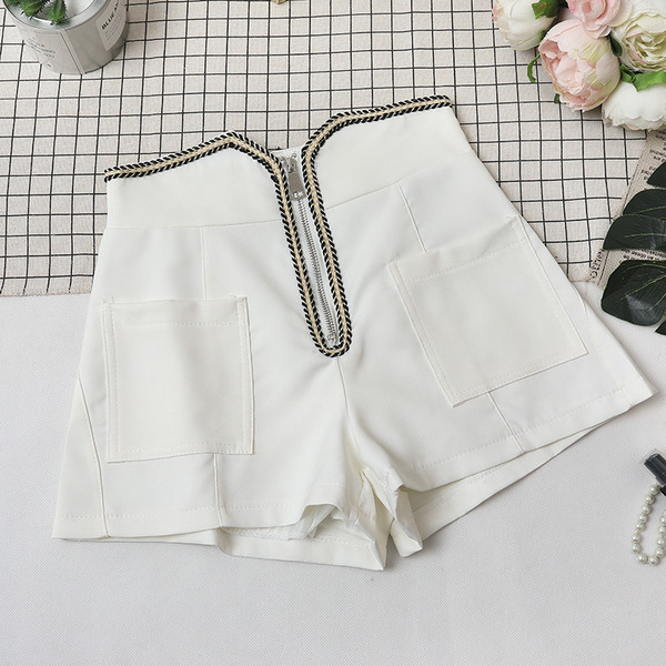 Нов модел къси дамски панталони с цип в черен и бял цвят 