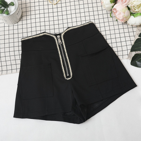 Нов модел къси дамски панталони с цип в черен и бял цвят 