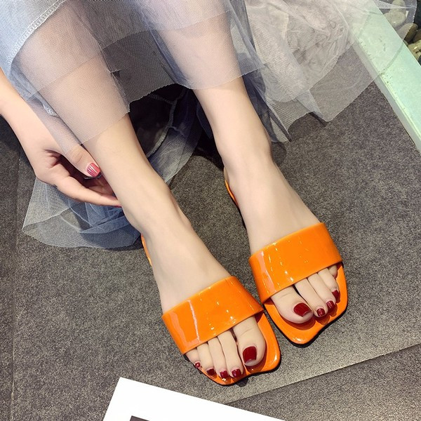 Papuci de damă în mai multe culori diferite