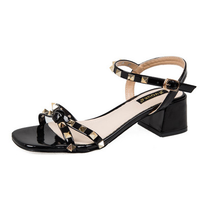 Μοντέρνα γυναικεία σανδάλια με μεταλλικά στοιχεία