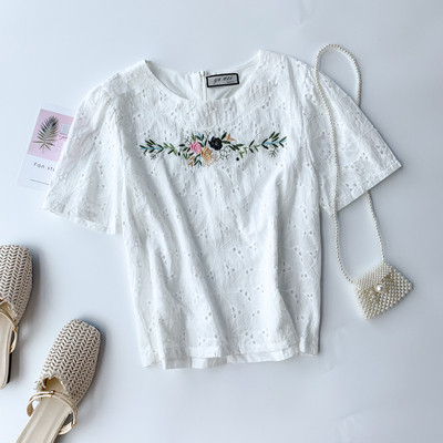 Μοντέρνα γυναικεία μπλούζα με κοντό μανίκι και κεντήματα σε διάφορα χρώματα