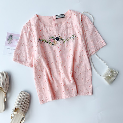 Μοντέρνα γυναικεία μπλούζα με κοντό μανίκι και κεντήματα σε διάφορα χρώματα