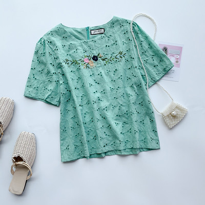 Μοντέρνα γυναικεία μπλούζα με κοντό μανίκι και κεντήματα σε διάφορα χρώματα