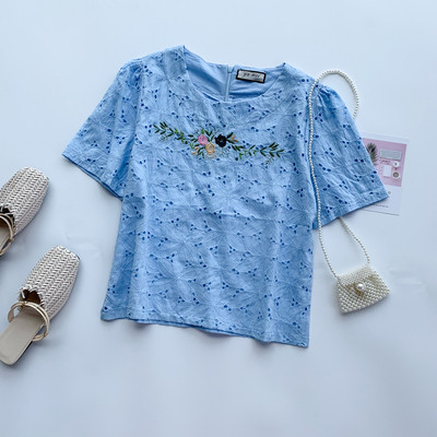 Μοντέρνα γυναικεία μπλούζα με κοντό μανίκι και κεντήματα σε διάφορα χρώματα