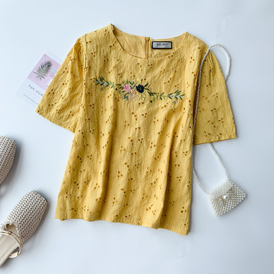 Μοντέρνα γυναικεία μπλούζα με κοντό μανίκι και κεντήματα σε διάφορα χρώματα