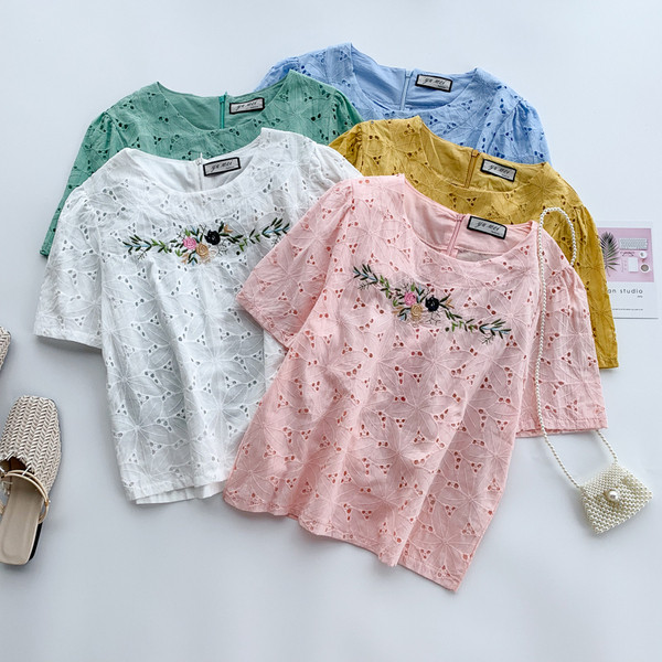 Μοντέρνα γυναικεία μπλούζα με κοντό μανίκι και κεντήματα σε διάφορα χρώματα