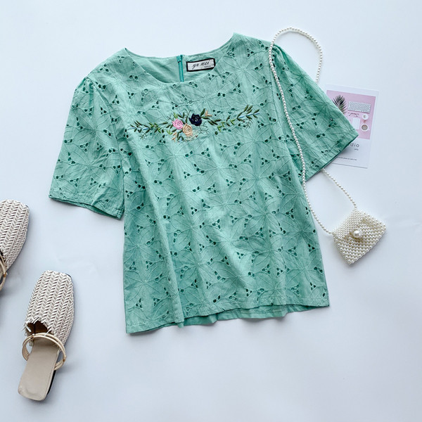 Μοντέρνα γυναικεία μπλούζα με κοντό μανίκι και κεντήματα σε διάφορα χρώματα