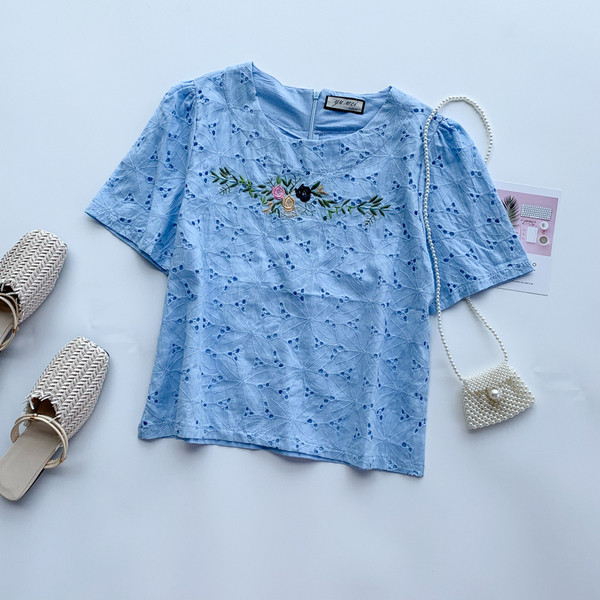 Μοντέρνα γυναικεία μπλούζα με κοντό μανίκι και κεντήματα σε διάφορα χρώματα