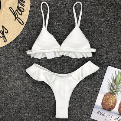 Μοντέρνο μαγιό δύο τεμαχίων με τριγωνικό επάνω μέρος σε διάφορα χρώματα