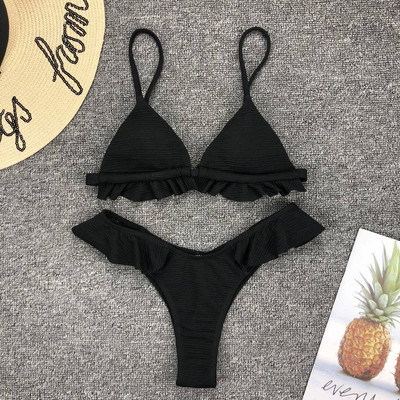 Μοντέρνο μαγιό δύο τεμαχίων με τριγωνικό επάνω μέρος σε διάφορα χρώματα