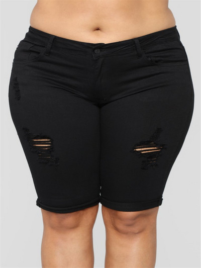 Модерни дамски къси панталони в бял и черен цвят с разкъсани мотиви