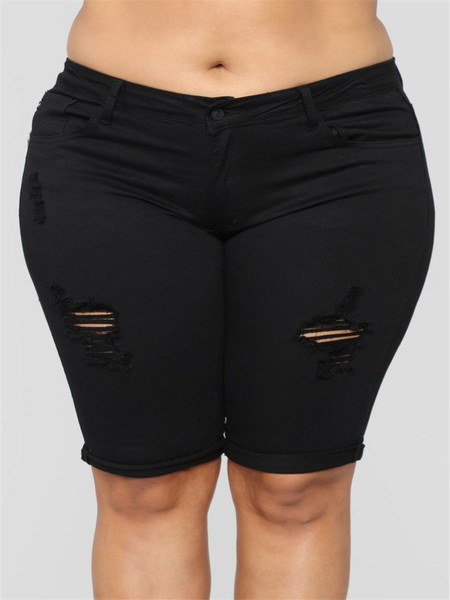 Модерни дамски къси панталони в бял и черен цвят с разкъсани мотиви