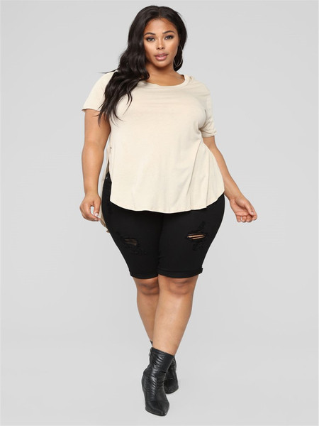 Модерни дамски къси панталони в бял и черен цвят с разкъсани мотиви