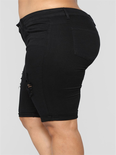 Модерни дамски къси панталони в бял и черен цвят с разкъсани мотиви