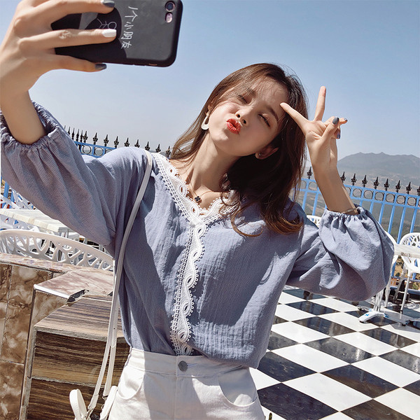 Cămașă de damă cu guler din dantelă și mâneci lungi