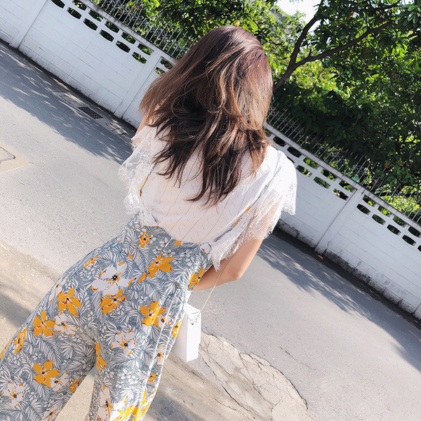 Γυναικεία μπλούζα με δαντελωτά μανίκια σε λευκό χρώμα