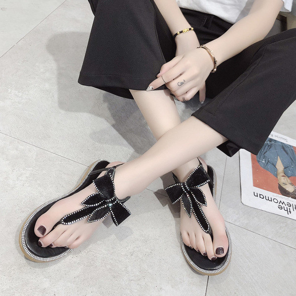 Modern női szandál fekete és bézs színű szalaggal