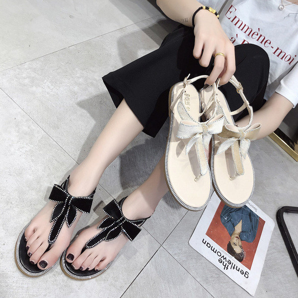 Modern női szandál fekete és bézs színű szalaggal