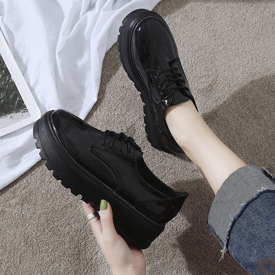 Стилни дамски обувки с висока подметка в черен цвят