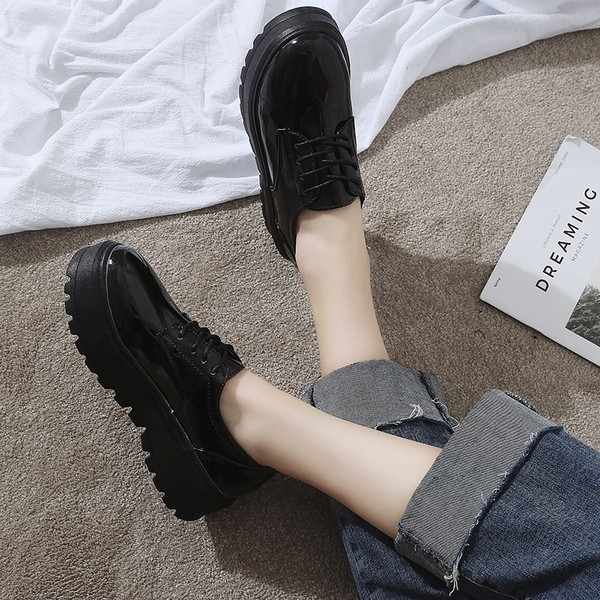 Pantofi eleganti de dama cu talpa inalta in negru