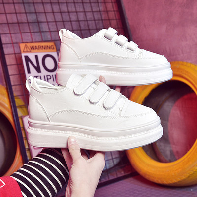 Aktuális női tornacipő magas talppal és matricákkal, fehér színben