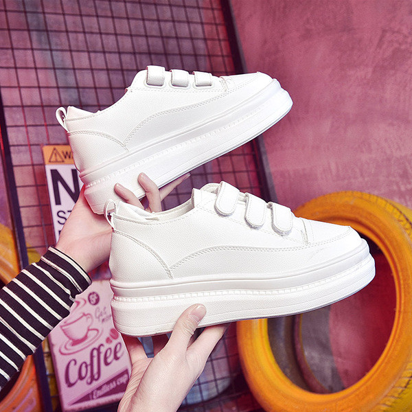 Aktuális női tornacipő magas talppal és matricákkal, fehér színben