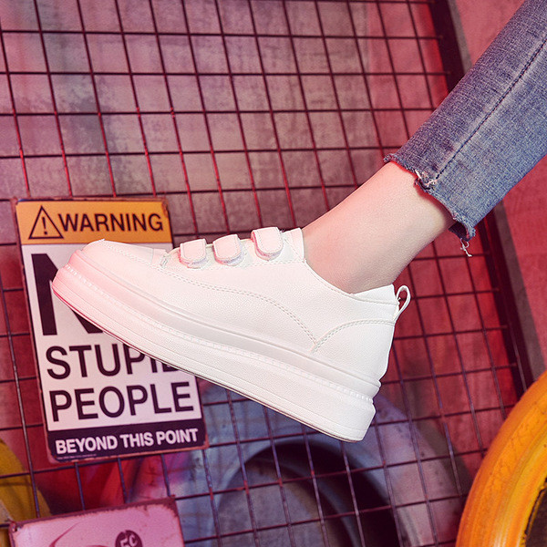 Aktuális női tornacipő magas talppal és matricákkal, fehér színben