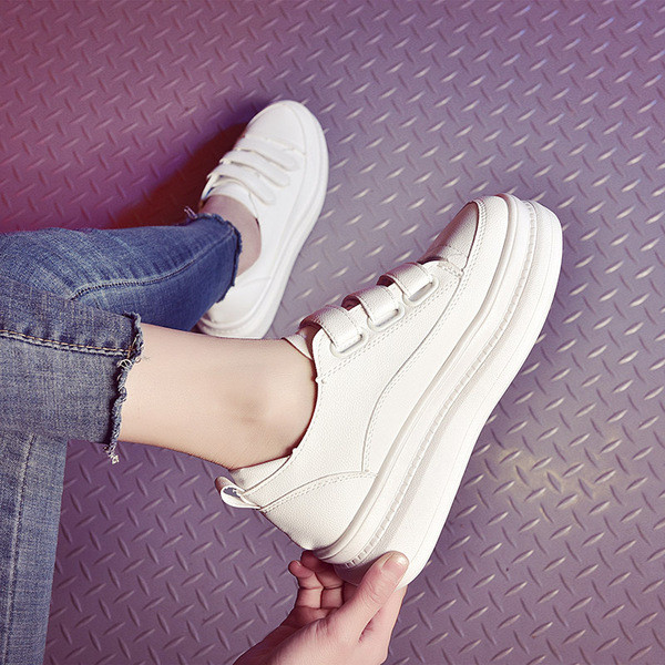 Aktuális női tornacipő magas talppal és matricákkal, fehér színben