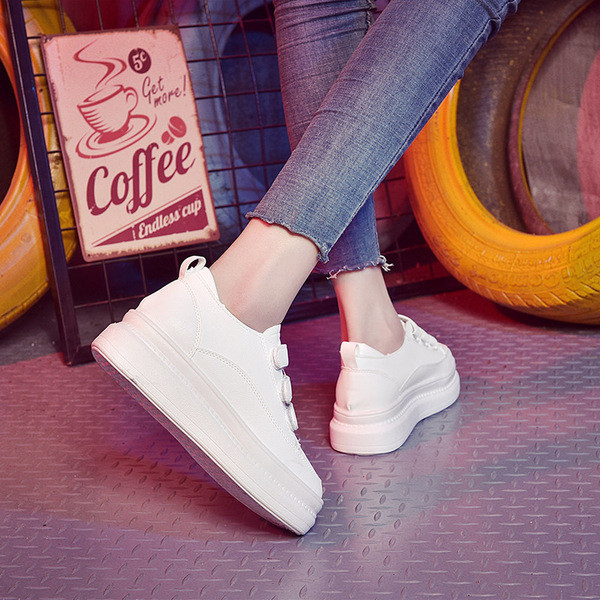 Aktuális női tornacipő magas talppal és matricákkal, fehér színben