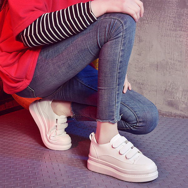 Aktuális női tornacipő magas talppal és matricákkal, fehér színben