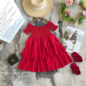 Modern gyerekruha csupasz vállakkal, piros színben