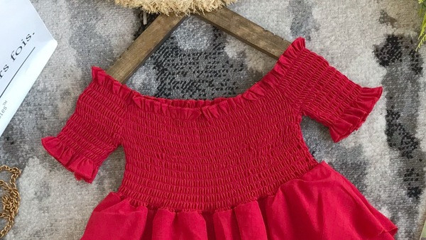 Modern gyerekruha csupasz vállakkal, piros színben
