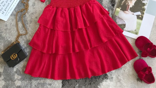 Modern gyerekruha csupasz vállakkal, piros színben